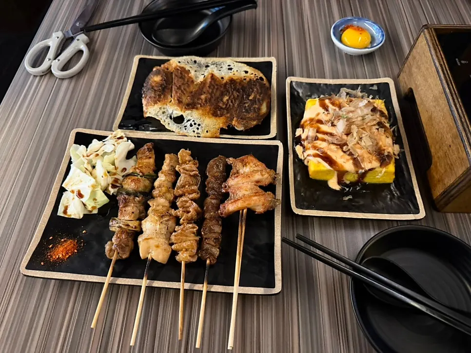 Charcoal yakitori served with cabbage and shichimi