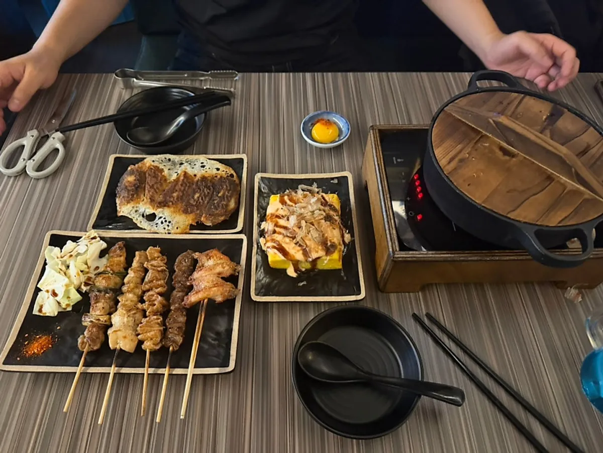 Charcoal-scented chicken-skin skewer