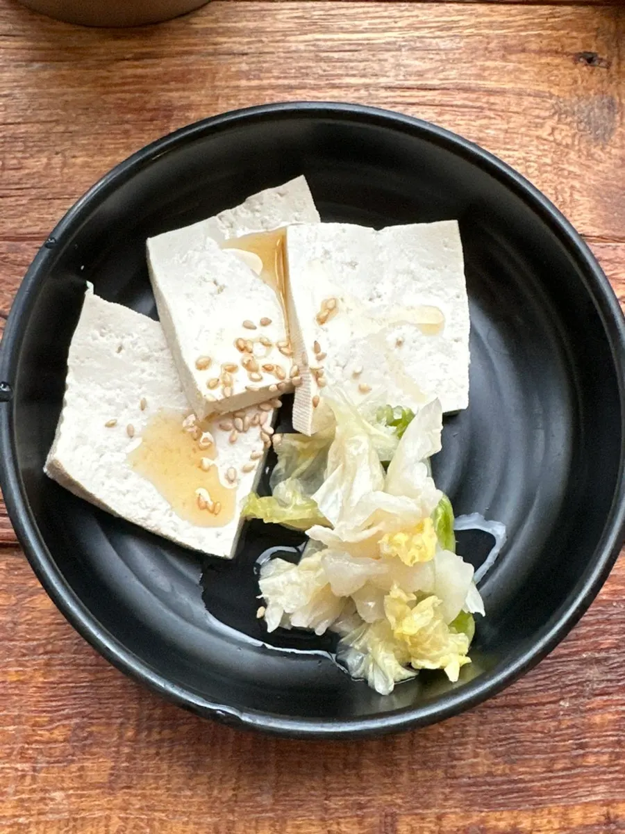 기본 찬으로 나온 참기름 두부와 백김치