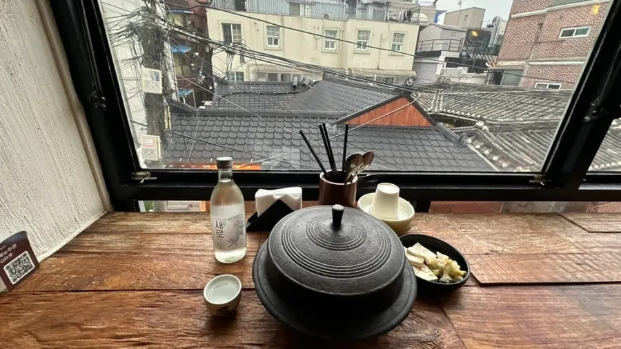 가마솥에 담겨 나온 짚불초벌 칼낙지와 새로