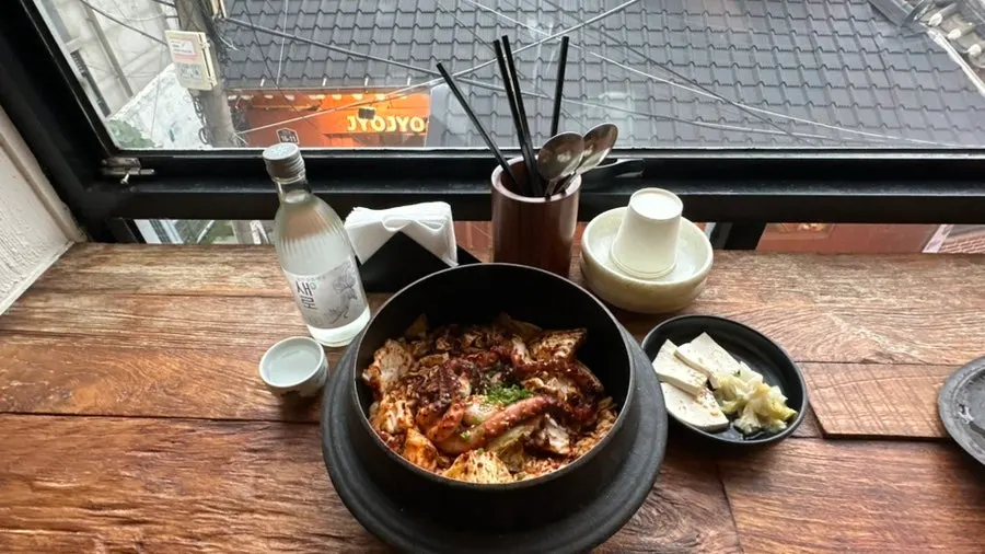 창가 바테이블에 놓인 칼낙지 가마솥