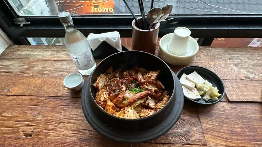 양배추와 통낙지가 올라간 짚불 칼낙지