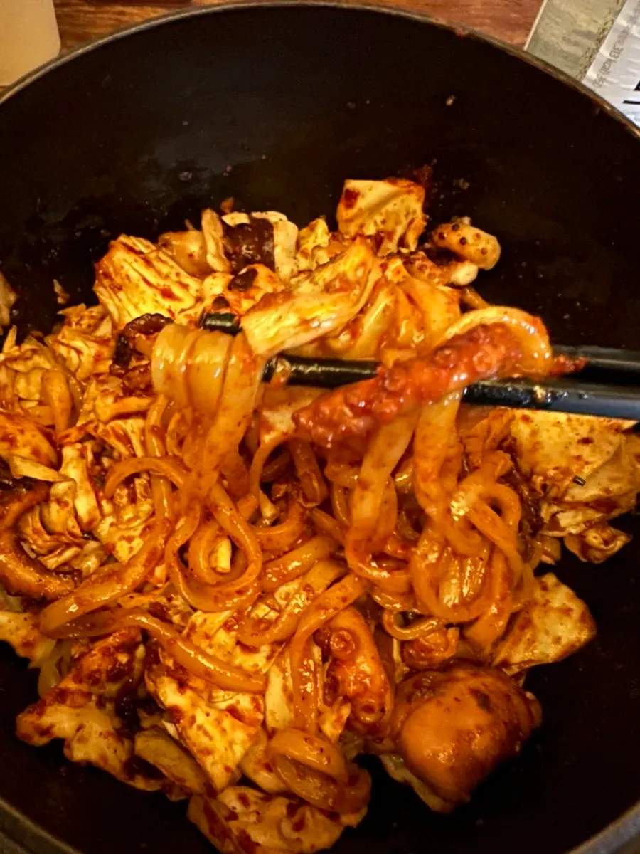 칼국수면과 비벼낸 매콤한 칼낙지