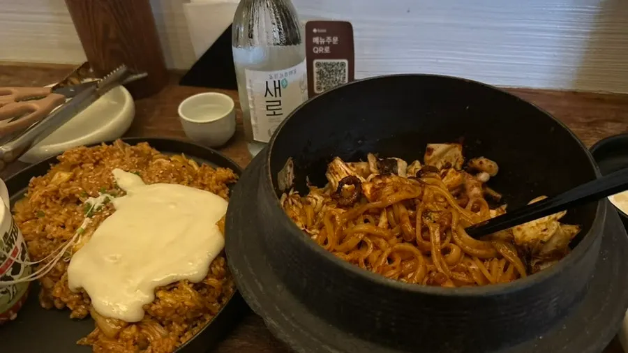 치즈폭탄 김치볶음밥과 칼낙지 함께 놓인 테이블
