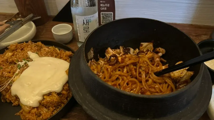 벽 쪽 테이블로 옮긴 김치볶음밥 상차림