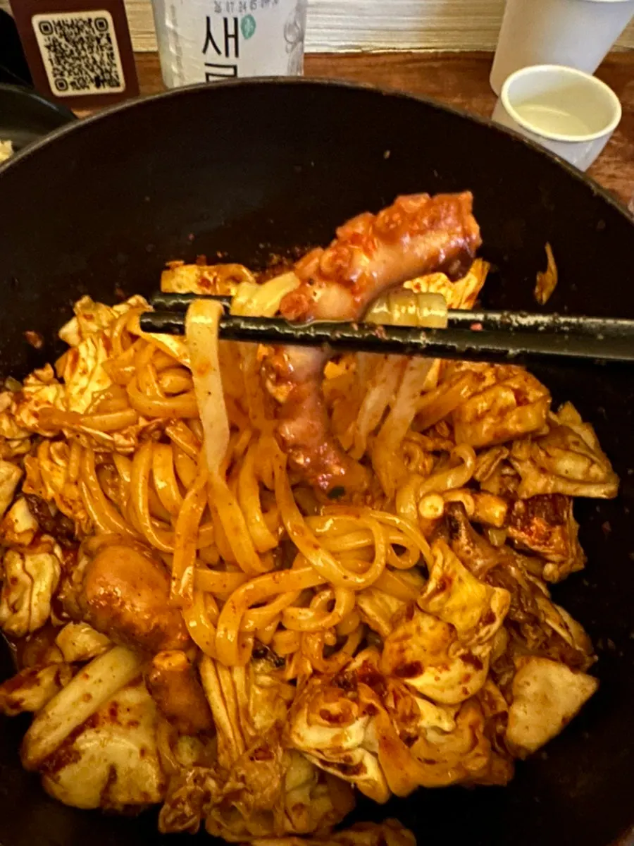 주방 앞 바테이블에서 본 조리 모습