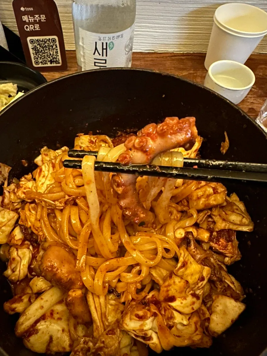 불 앞에서 웍질하는 주방 풍경