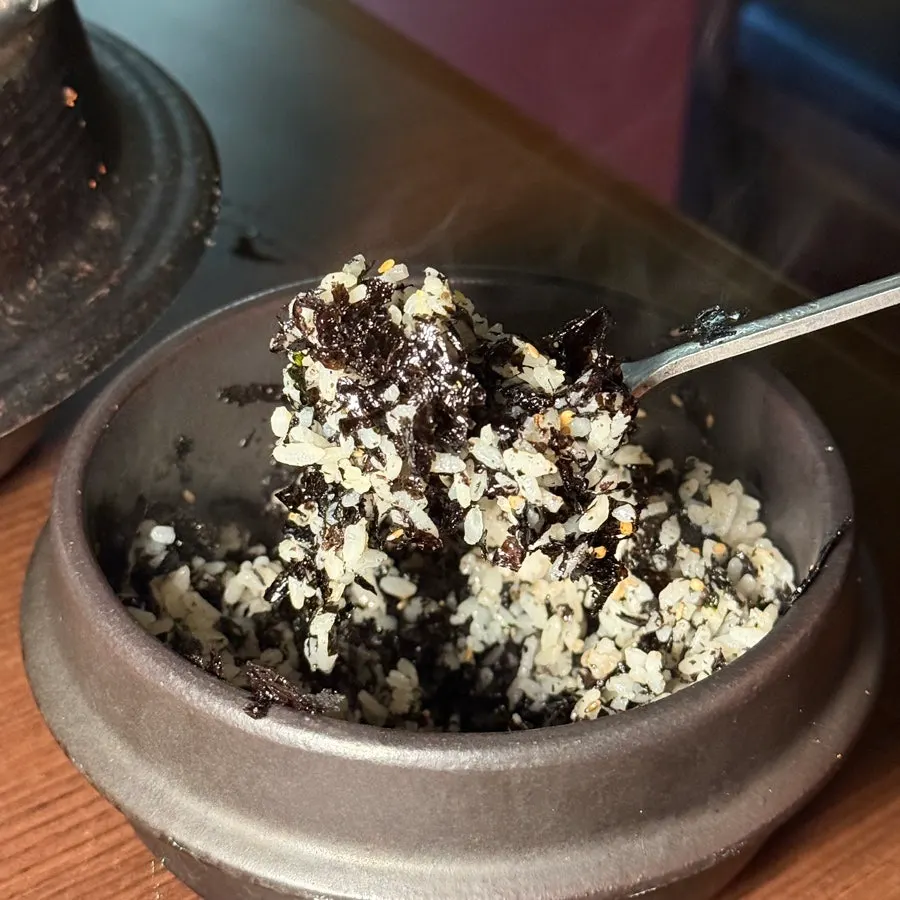 A bowl of seaweed-flake rice bowl with a hint of sesame oil aroma