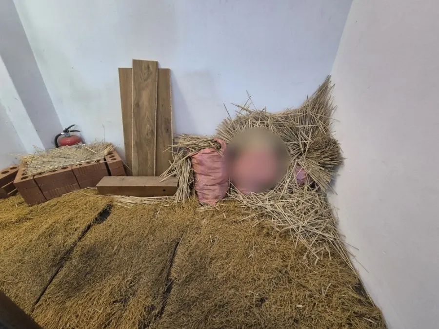 혜화화 매장 입구에 놓인 짚단