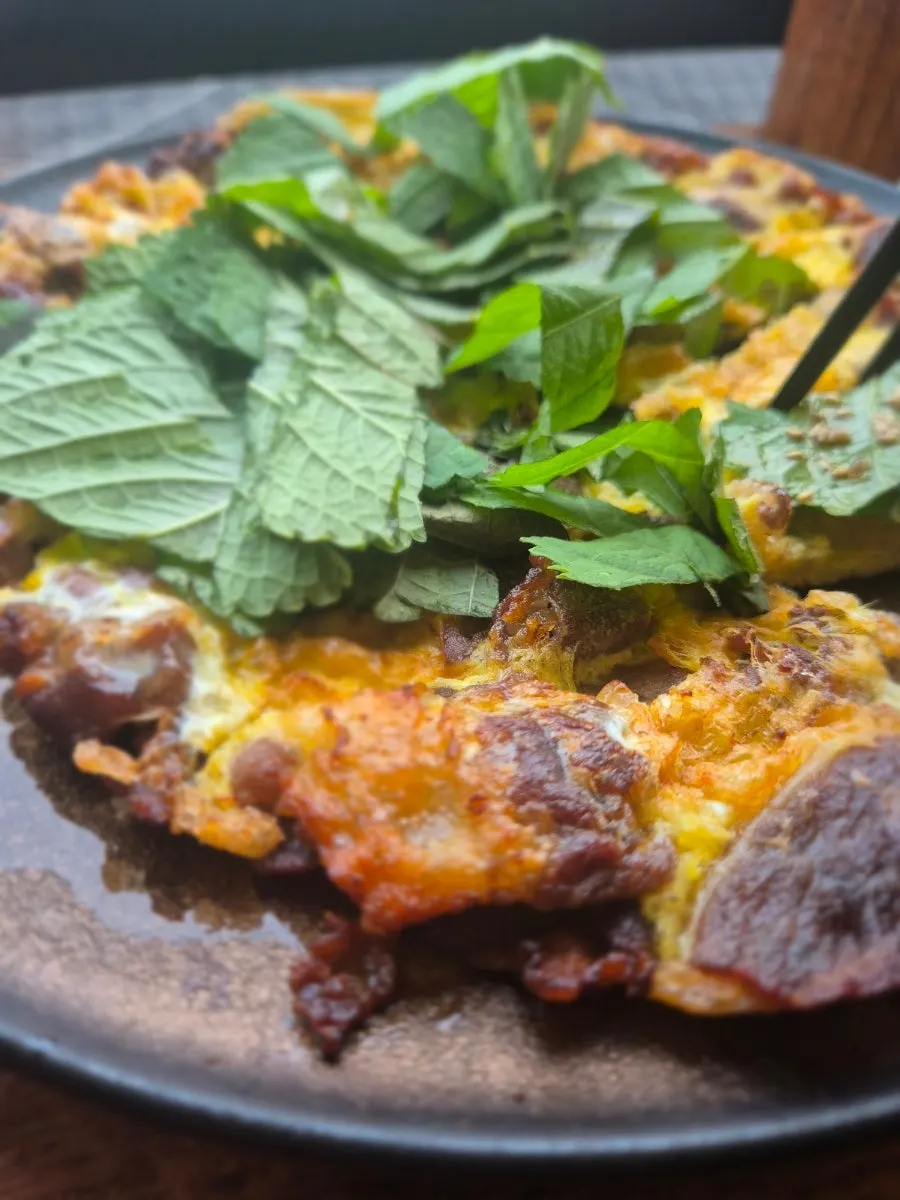 도톰하게 부쳐진 고기폭탄육전 접시