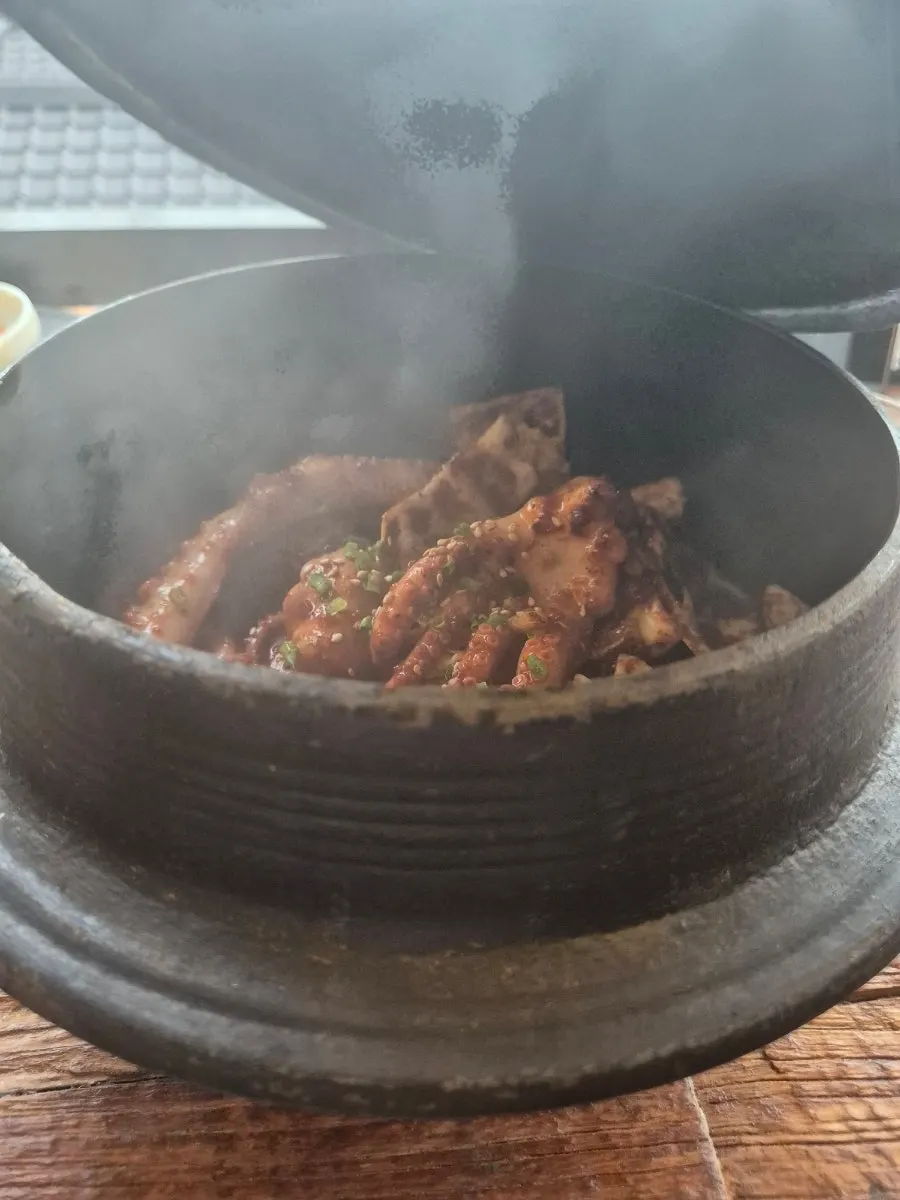 집게로 들어 올린 큼직한 낙지 다리