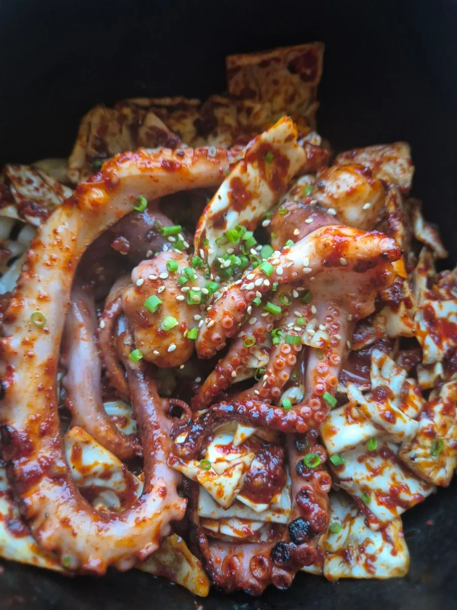 매콤한 양념이 배인 칼낙지 낙지볶음