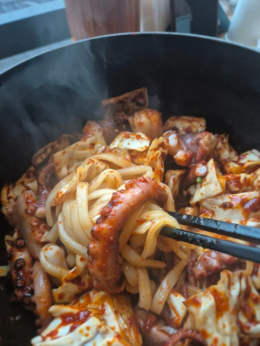 칼낙지 아래 깔린 칼국수면