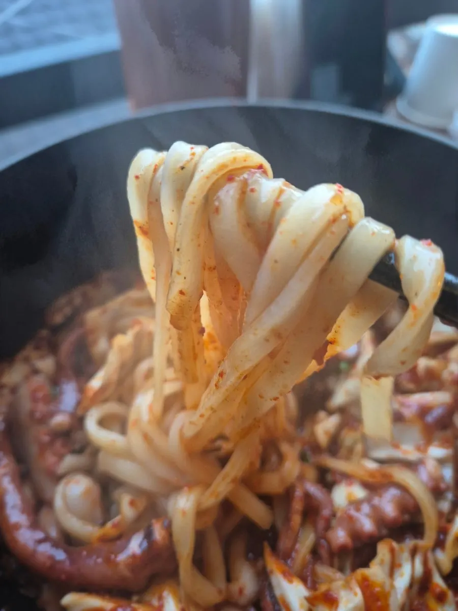 양념에 비벼 먹는 칼낙지 칼국수면