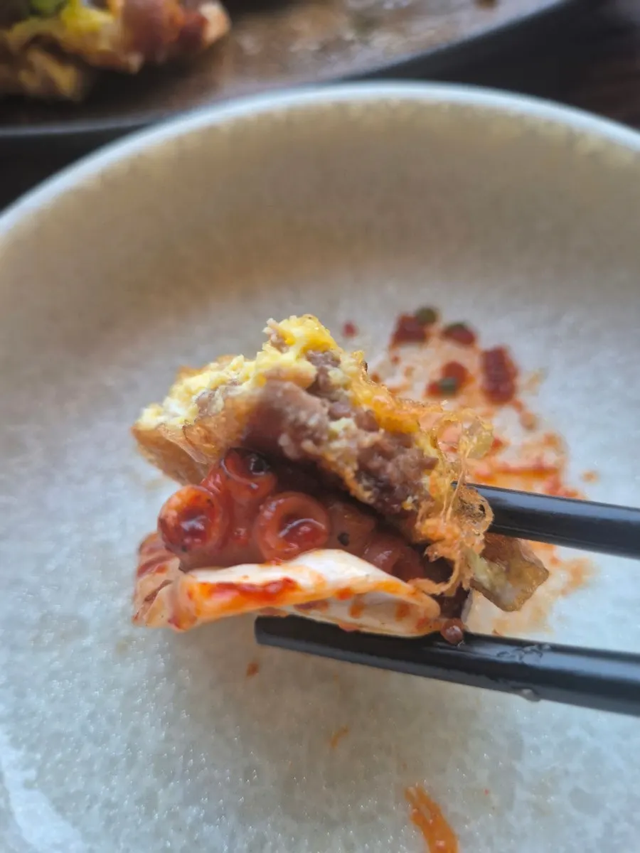 젓가락으로 들어 올린 쫄깃한 칼국수면
