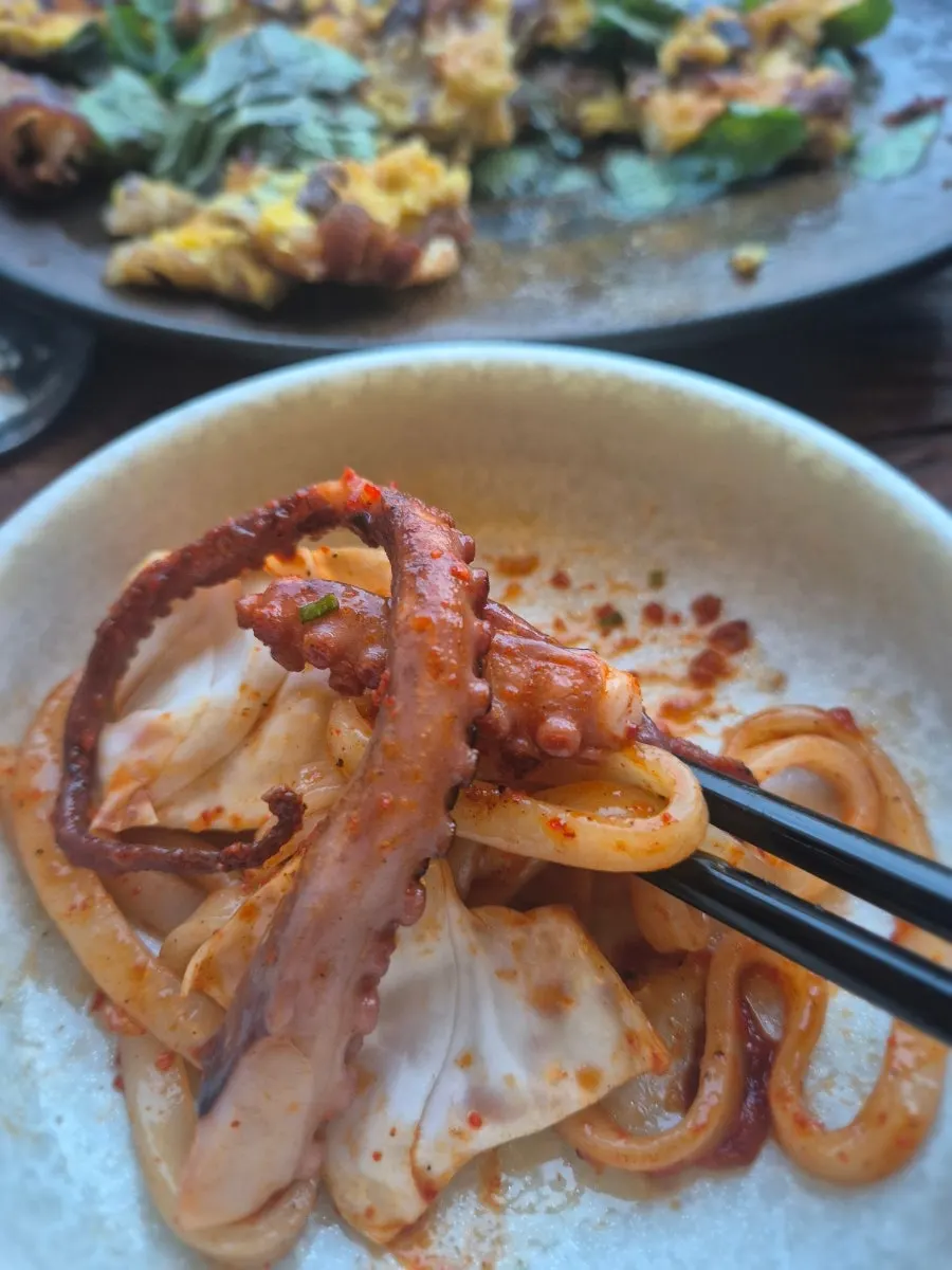 칼낙지와 육전이 함께 놓인 테이블