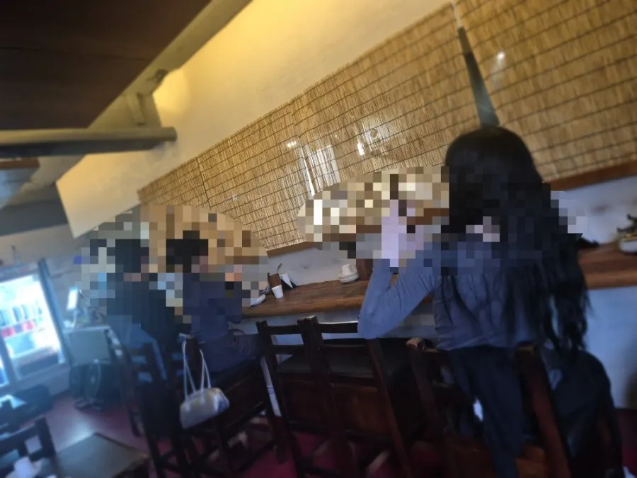 혜화화 창가 테이블과 기와지붕 배경