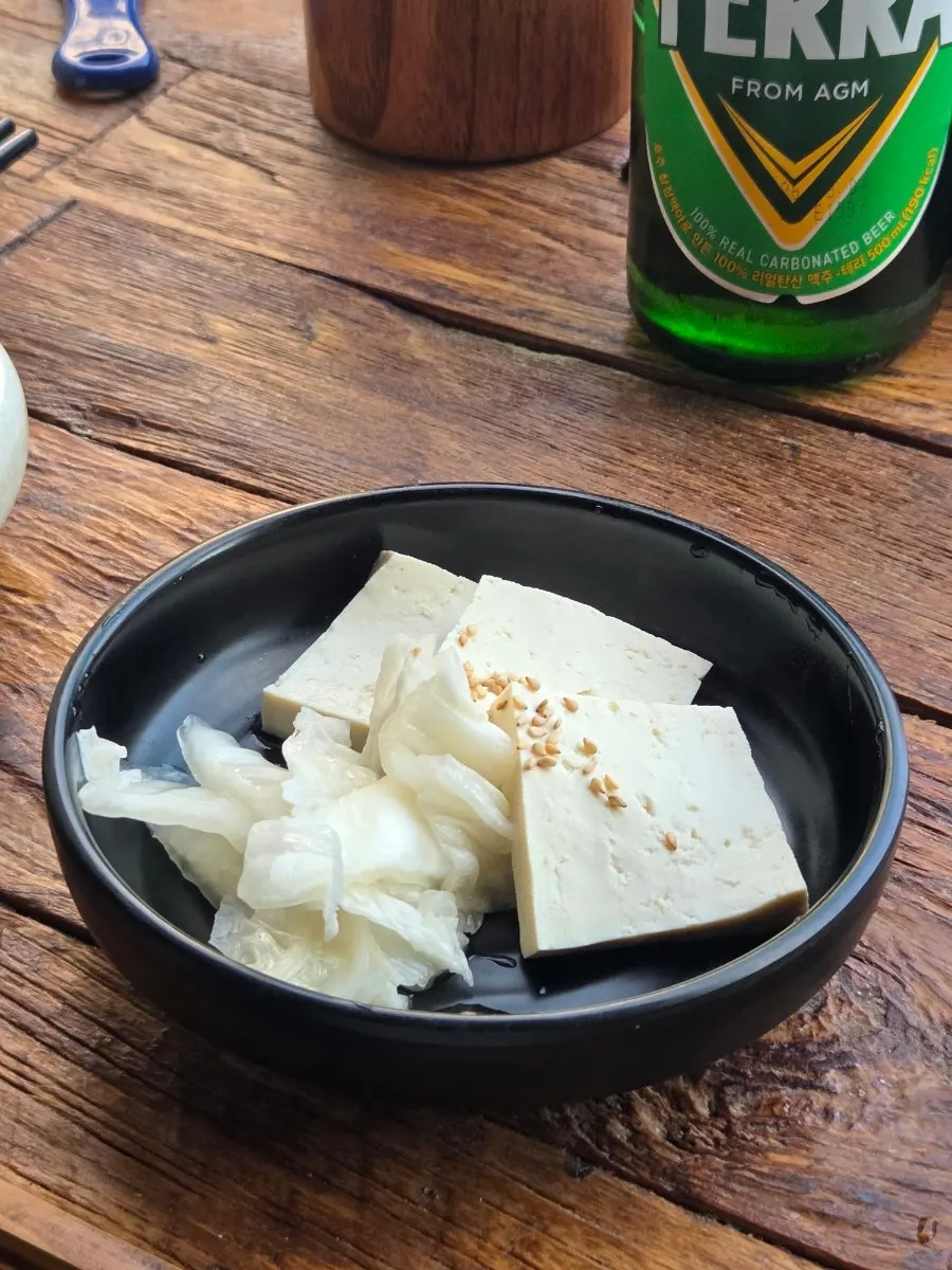 기본 반찬으로 나온 두부와 백김치