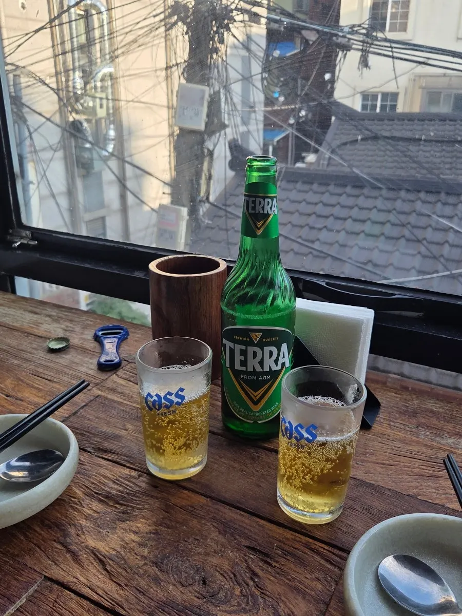 맥주와 함께 놓인 혜화화 기본 반찬