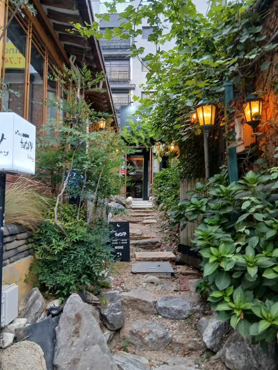 대학로 골목에 자리한 한옥 와인바 혜화랑