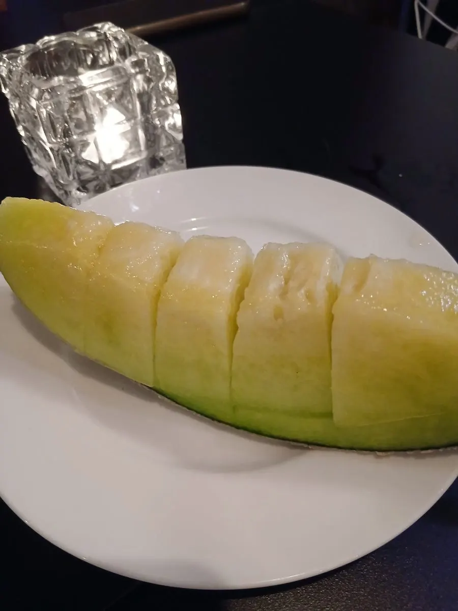 칼집을 낸 서비스 멜론 접시