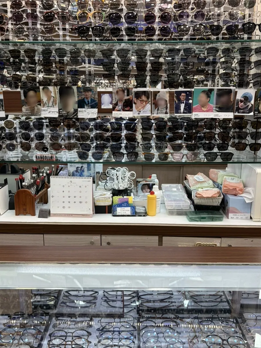 Corner displaying classic line frames