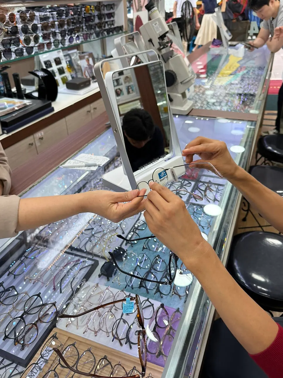Booklet and demonstration kit for progressive multifocal lenses