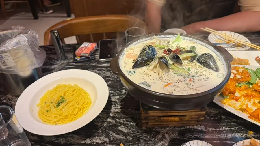 해산물과 채소가 들어간 크림짬뽕탕 국물