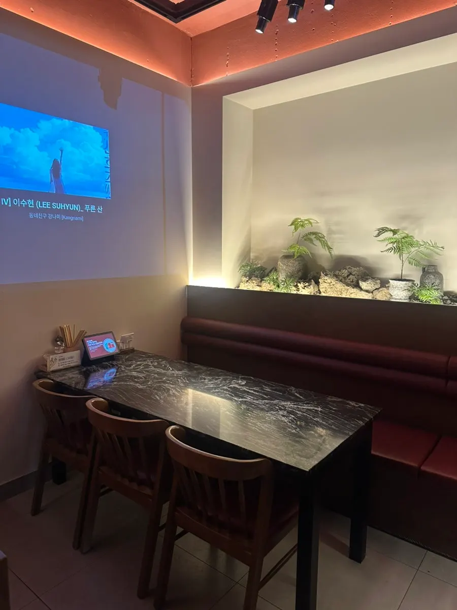 Clean seating area at Hyeongjeae Guui