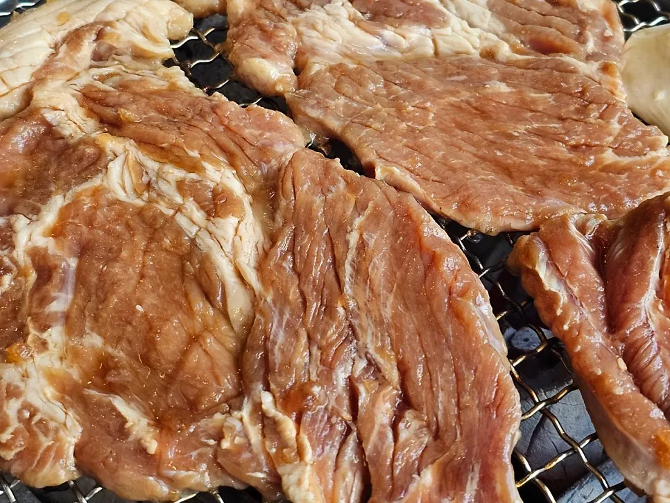 Pork ribs with grilling service at every table