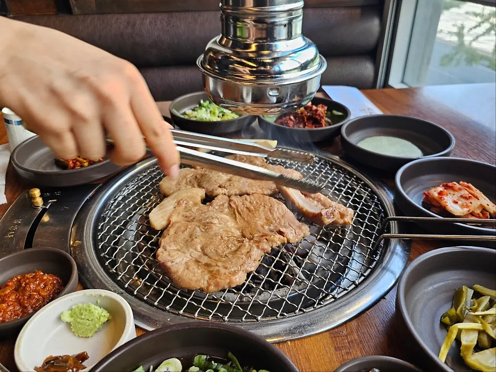 Marinated ribs served with shredded scallions