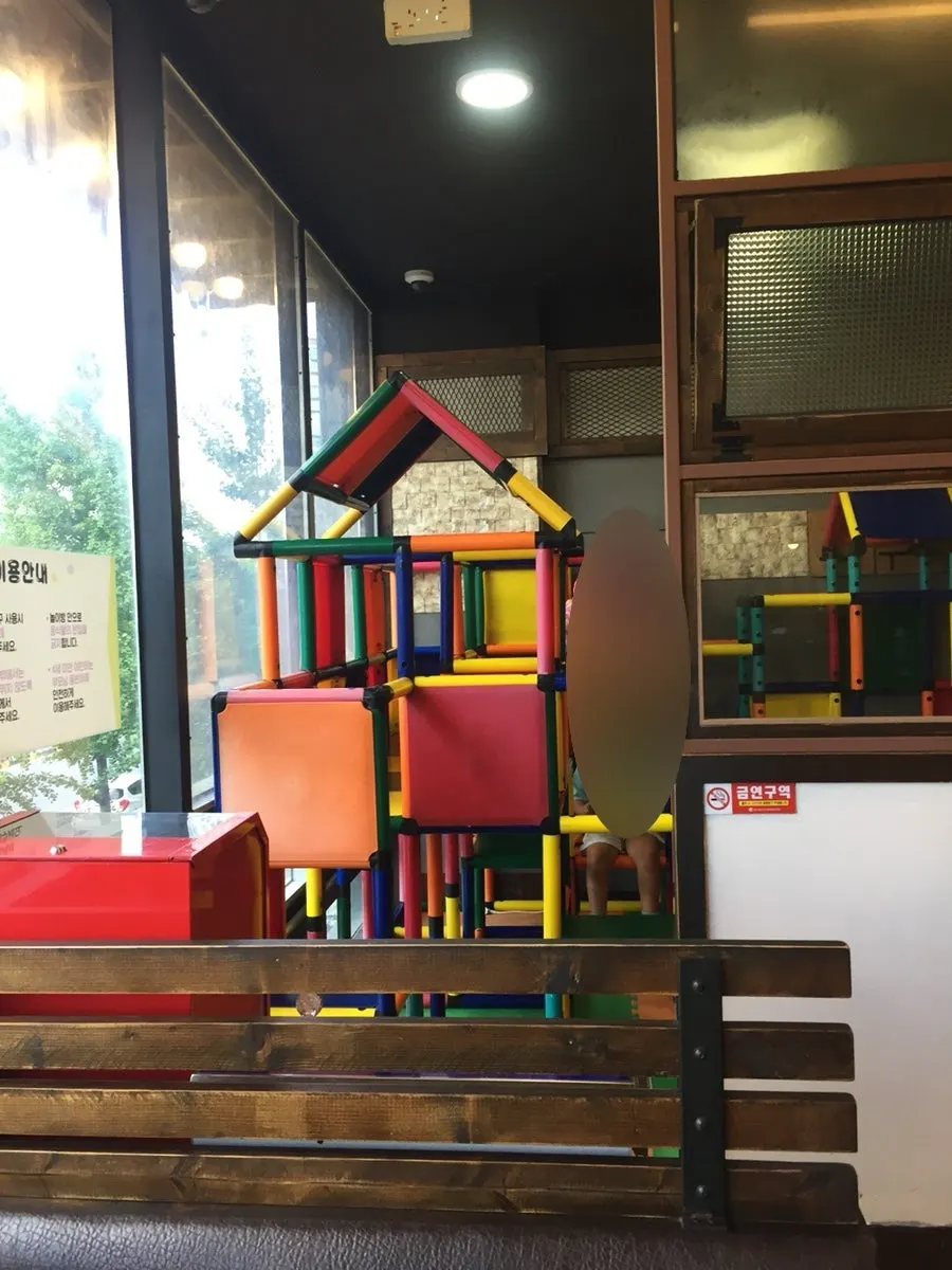 창이 큰 2층 홀 창가 자리