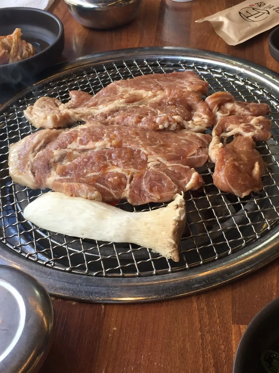 불판 위에서 익어가는 양념갈비