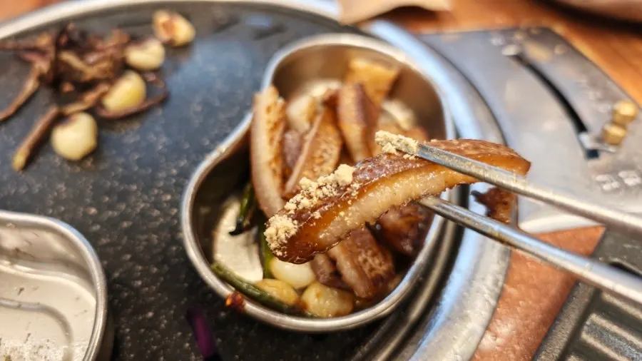 Grilled pork skin served with soybean powder