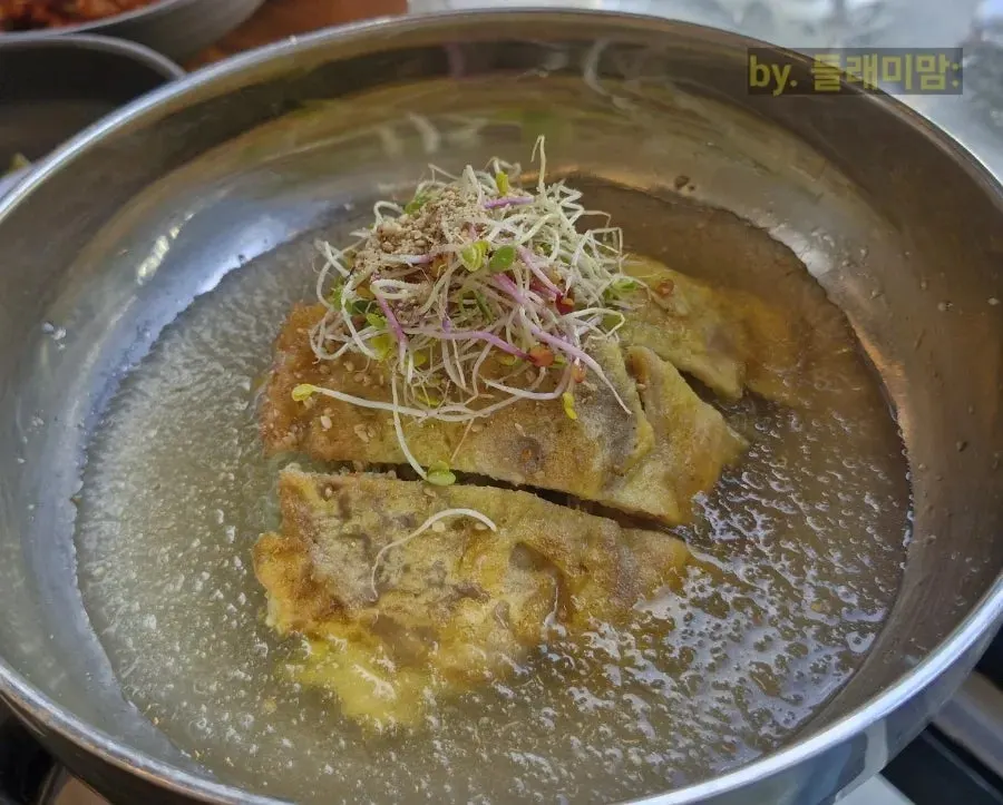 육전이 올라간 비빔냉면