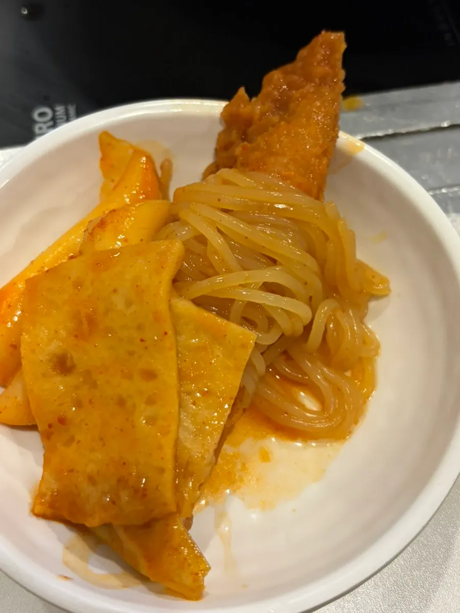 Fried mandu cooked inside the instant tteokbokki