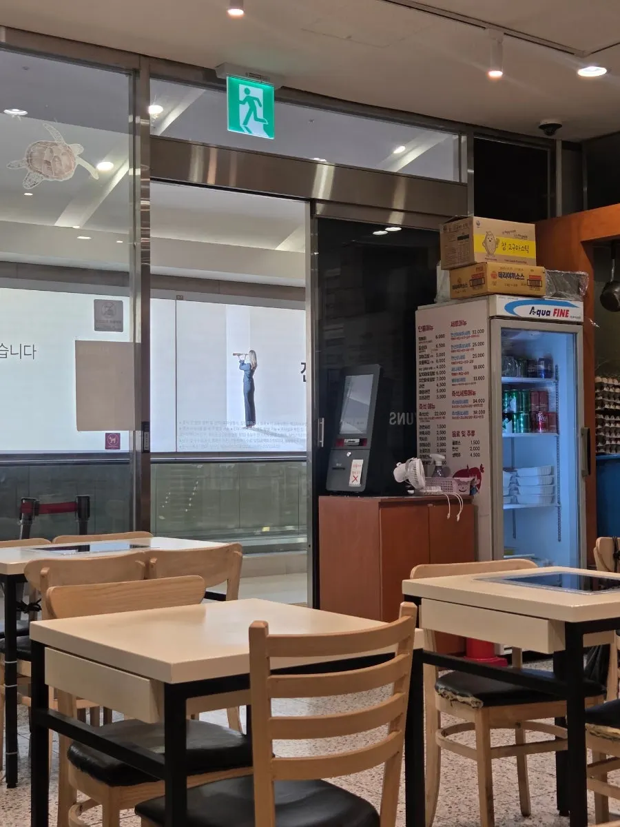 버너가 놓인 즉석떡볶이 테이블과 벽면 안내