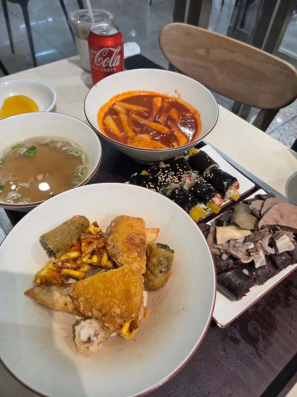 보통맛 떡볶이 양념이 가득한 깊은 그릇
