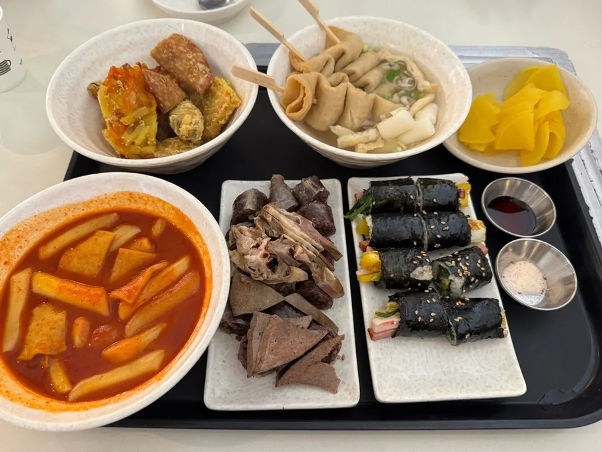 Instructions posted next to the seats for eating instant tteokbokki