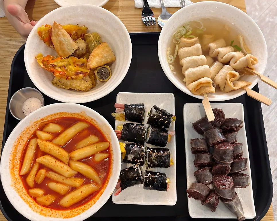 A bowl of Hyeonseonine mild soup tteokbokki
