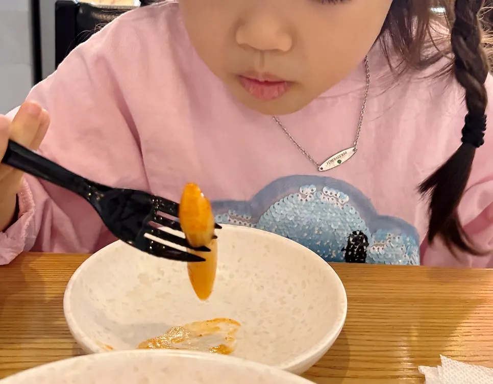 Eating the mild tteokbokki with the child