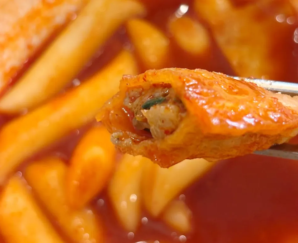 Tteokbokki and fritters together on the table