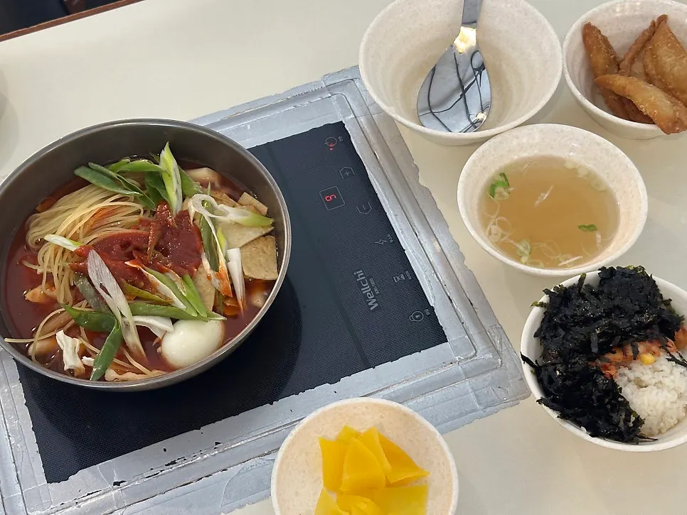 Table set with the basic instant tteokbokki for two