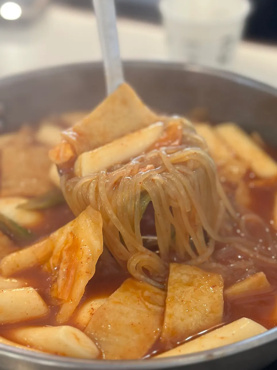 Adjusting the induction heat while cooking the tteokbokki