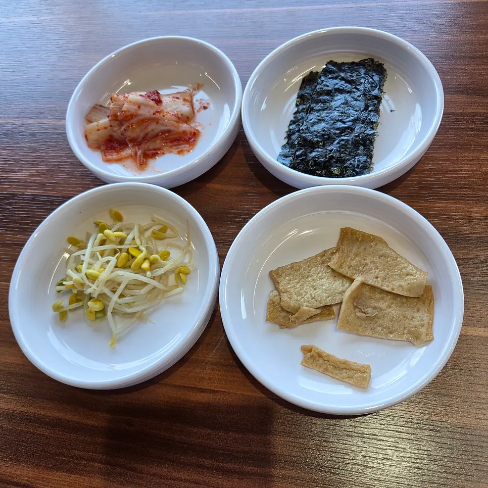 김치와 콩나물 등 기본 밑반찬 한 상