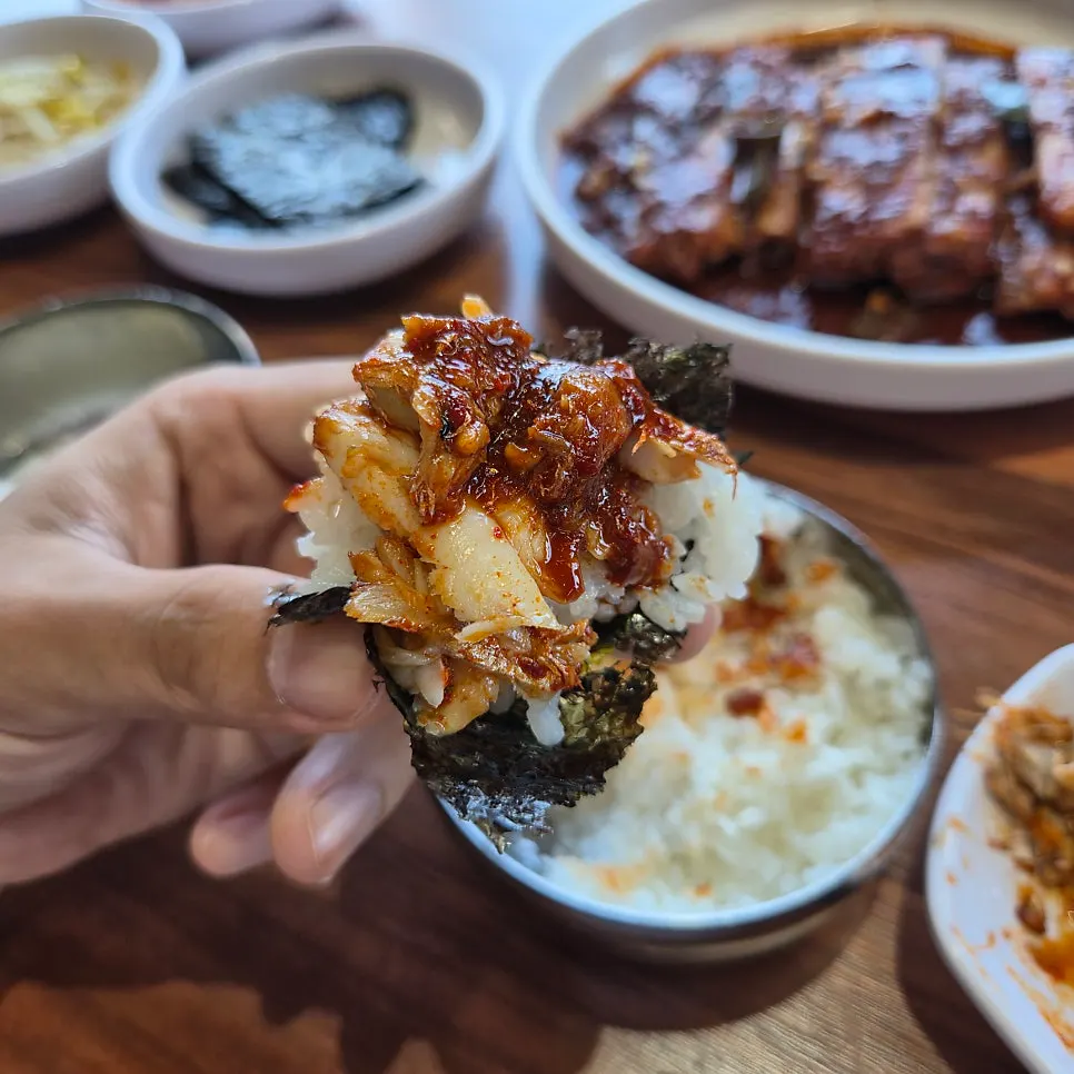 김에 밥과 갈치살을 올린 한 입