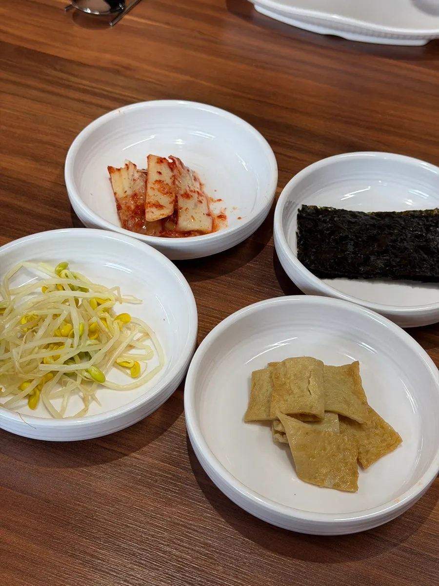 온정조림 밑반찬 김치와 콩나물