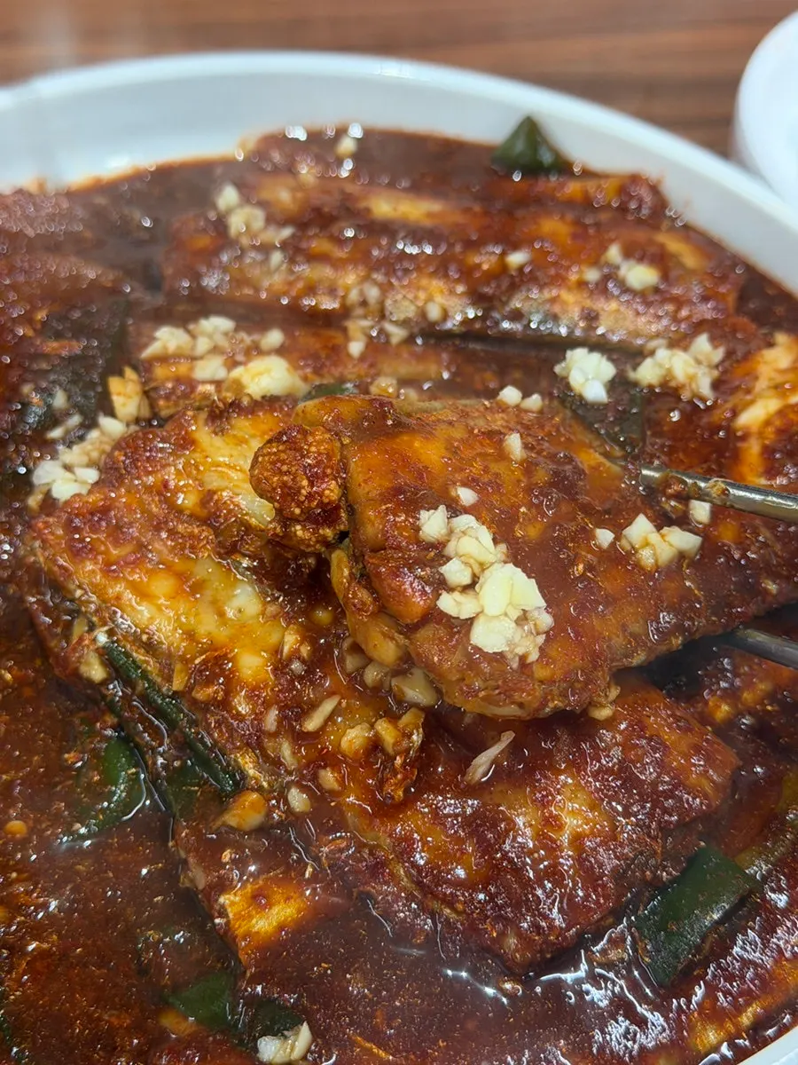 알이 들어 있는 갈치조림 토막