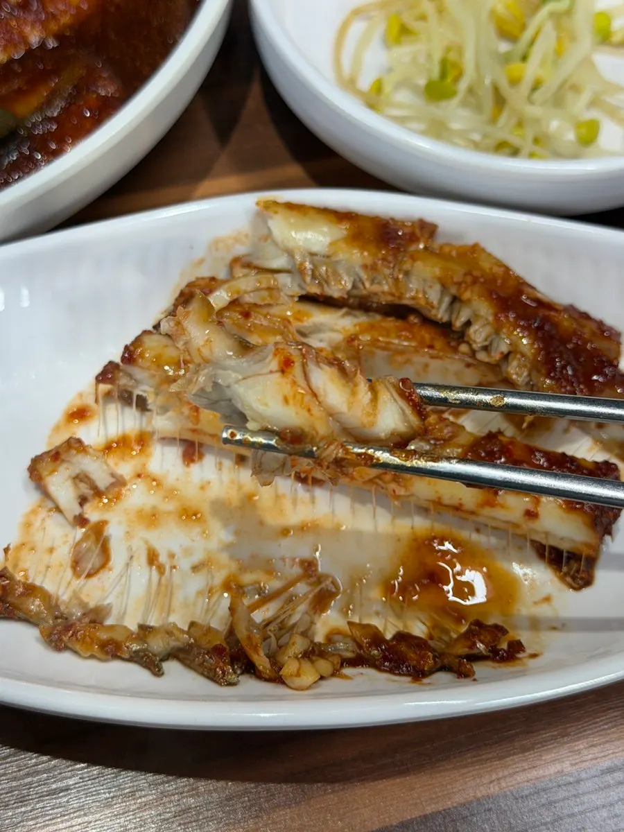양념이 배어든 갈치살 발라낸 모습