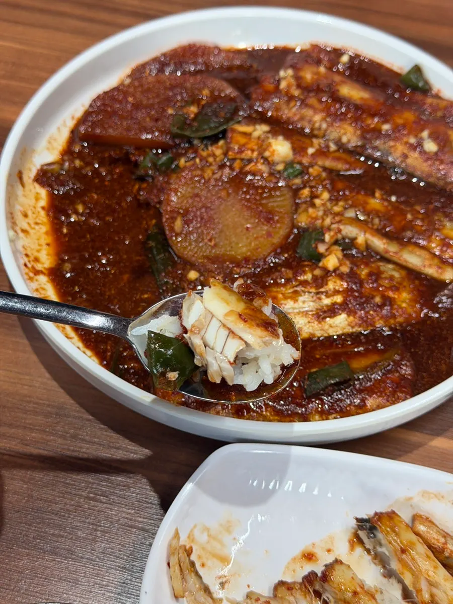 밥 위에 올린 갈치조림 한 숟갈